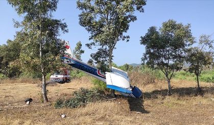 İzmir'de eğitim uçağı boş araziye zorunlu iniş yaptı