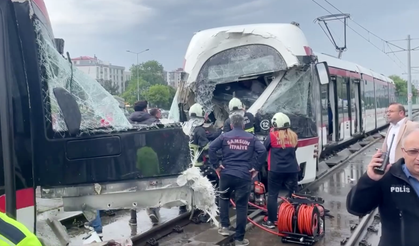 Samsun'da tramvaylar kafa kafaya çarpıştı