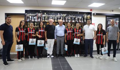 Turgutlu’nun Gururu Sporcular Başkan Akın ile Bir Araya Geldi