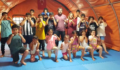 Depremzede çocuklar çadırda kick boks yapıyorlar