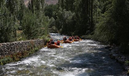 Doğaseverler Müküs Çayı'nın serin suyunda rafting yaptı