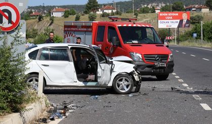 İki otomobilin çarpışması sonucu sürücüler yaralandı