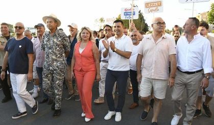 Kuşadası 2'nci Sokak Festivali'nde kortej yürüyüşü coşkusu