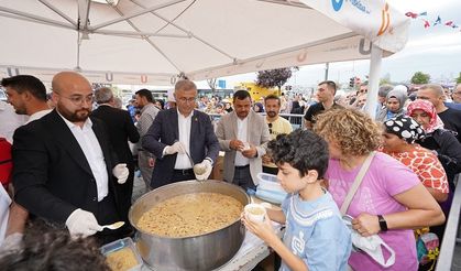 Üsküdar Meydanı'nda 10 bin kişiye aşure