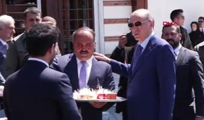 Erdoğan gazetecilere dondurma dağıttı