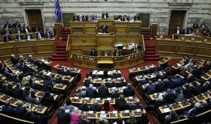 Yunanistan'da tren kazası skandalı: Hükümet güvenoyu aldı, iki bakan istifa etti!