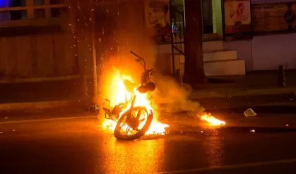 İstanbul'da Sinir Krizi Geçiren Motosiklet Sürücüsü, Polis Denetiminde Aracını Ateşe Verdi!