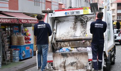 Belediye başkanı, ekiplerle çöp topladı