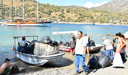 Deniz kenarından 50 torba çöp toplandı