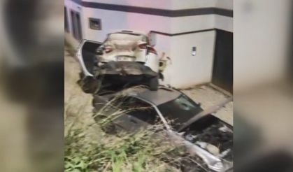 Virajda kontrolden çıkan otomobil, park halindeki otomobilin üzerine düştü