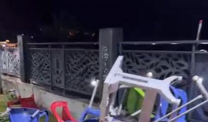 Aydın'da kuvvetli rüzgar; çatılar uçtu, ağaçlar devrildi