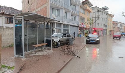 Polisten kaçan ehliyetsiz sürücünün kullandığı otomobil durağa çarptı