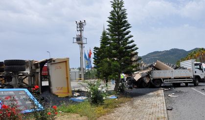 Sıcak asfalt yüklü kamyon, kamyonete çarpıp akaryakıt istasyonuna devrildi