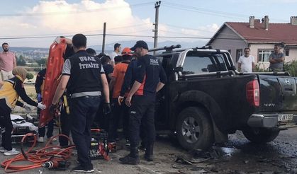 Uşak'ta kamyonet ile otomobil çarpıştı: 1 ölü, 1 yaralı