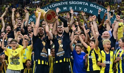 Fenerbahçe’nin şampiyonluk coşkusu sahalara sığmadı: Ünlüler tribünleri salladı!