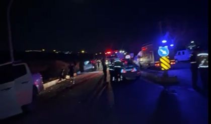 Foça’da kamyonet ile hafif ticari araç çarpıştı: 7 yaralı