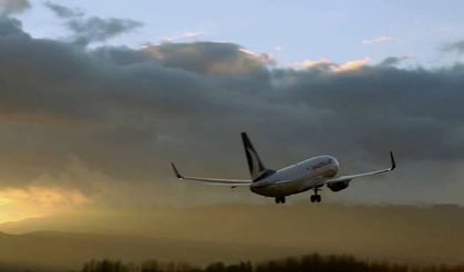 Yolcu uçağına yıldırım isabet etti!