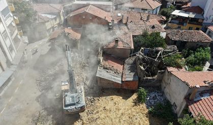 Sındırgı’da deprem sonrası hasarlı binaların yıkımı devam ediyor