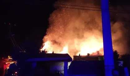 Kütahya Tavşanlı’da gece yarısı yangın: 3 ev kül oldu