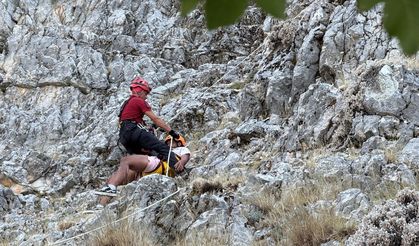 Kayalıklara düşen yamaç paraşütündekiler 5 saatte kurtarıldılar