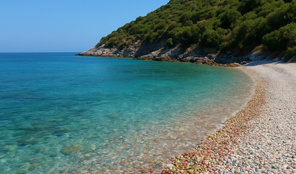 İzmir’in saklı cenneti Renkli Taşlar Plajı'da nefes kesen bir yolculuk
