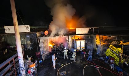 Kemalpaşa’da sanayi sitesindeki yangın kontrol altına alındı