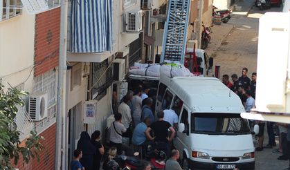310 kiloluk cenaze asansörle evden çıkarıldı