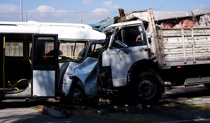 İzmir Narlıdere'de feci kaza: Kamyonla minibüs çarpıştı, sürücüler hastanelik oldu!