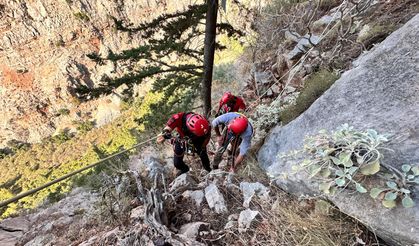 Fethiye'de kayalıklarda mahsur kalan Alman turist kurtarıldı