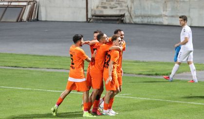 Denizli İdmanyurdu profesyonel lige fırtına gibi başladı