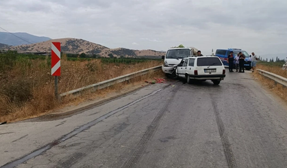 İzmir’de korkutan kaza: 2 kişi yaralandı, hastaneye kaldırıldı