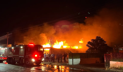 İzmir’de mobilya fabrikasında yangın paniği