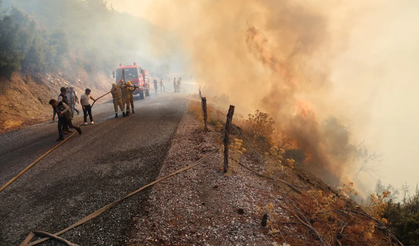 Ege ve Akdeniz’de alevler dinmiyor: Köyler boşaltıldı, okullar tatil edildi