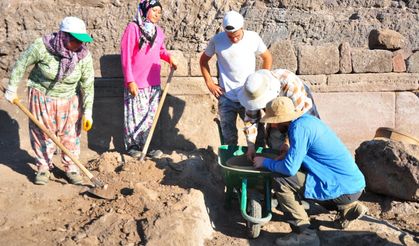 Manisa'da gün yüzüne çıktı: 2 bin 200 yıllık güneş saati