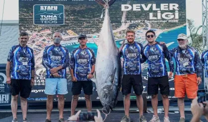 Seferihisar’da dev orkinos yakalandı: 2,5 saatlik nefes kesen mücadele