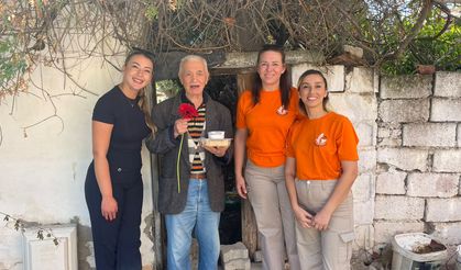 Güzelbahçe'de gençlerden Dünya Yaşlılar Günü’nde anlamlı ziyaret