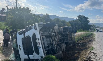 Kiraz’da kamyon devrildi: Sürücü hastaneye kaldırıldı
