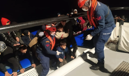 İzmir açıklarında 148 düzensiz göçmen yakalandı