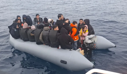 İzmir açıklarında 128 düzensiz göçmen yakalandı