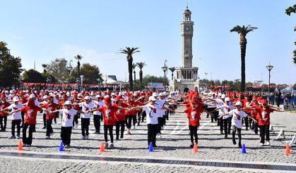 İzmir'de Cumhuriyet'in 102. yıl dönümü kutlandı