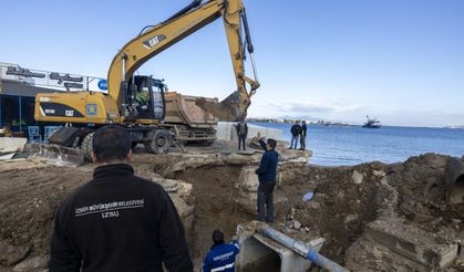 İzmir Foça'da kanal taşkını önledi