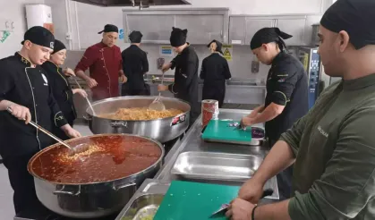 Ödemiş'te gönül kazanı kaynıyor: Meslek liseli gençlerden bin kardeşe sıcak yemek