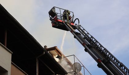 Denizli'de apartmanın çatı katında çıkan yangında 2 kişi dumandan etkilendi