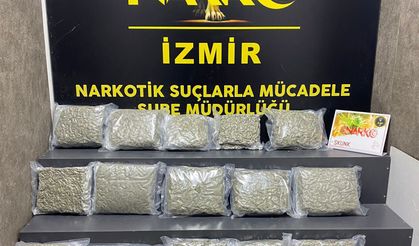 İzmir girişinde zehir tacirlerine geçit yok: Narkotik ekiplerinden 21 kiloluk darbe