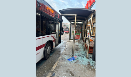 İzmir'de korkutan kaza: Belediye otobüsü durağa çarptı!