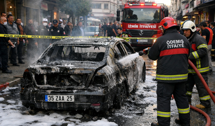 Ödemiş'te korku dolu anlar: Park halindeki otomobil alev alev yandı