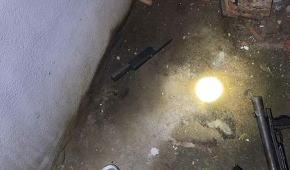 İzmir'de şok operasyon: Ruhsatsız tüfekle gezen 2 şüpheli kıskıvrak yakalandı
