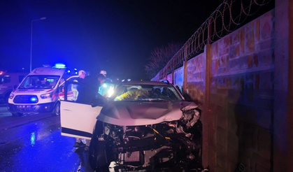 İzmir’de gece yarısı kaza: Foça’da iki otomobil kafa kafaya çarpıştı, 6 yaralı