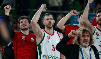 İzmir derbisinde nefes kesen düello: Karşıyaka uzatmada hayata tutundu