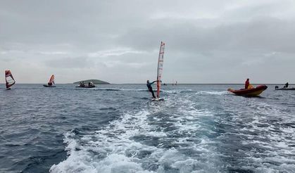 Foça rüzgarında şampiyonluk dansı